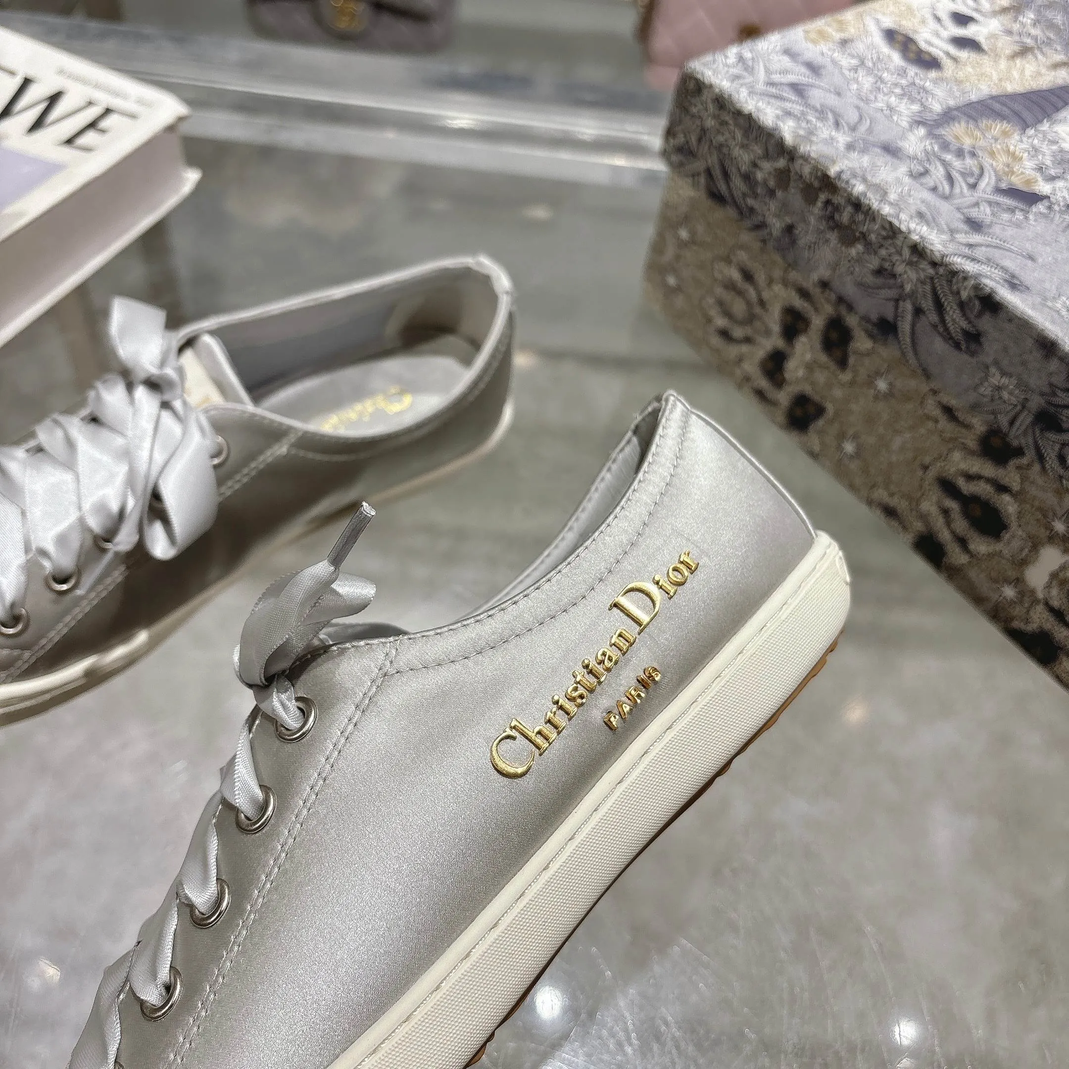 👟👟Ex-factory price 440👟👟 Dior ballet-style casual shoes, the same style as celebrities, satin fabric, breathable mesh lining, sheepskin for feet, wear-resistant rubber sole, size 35-40.